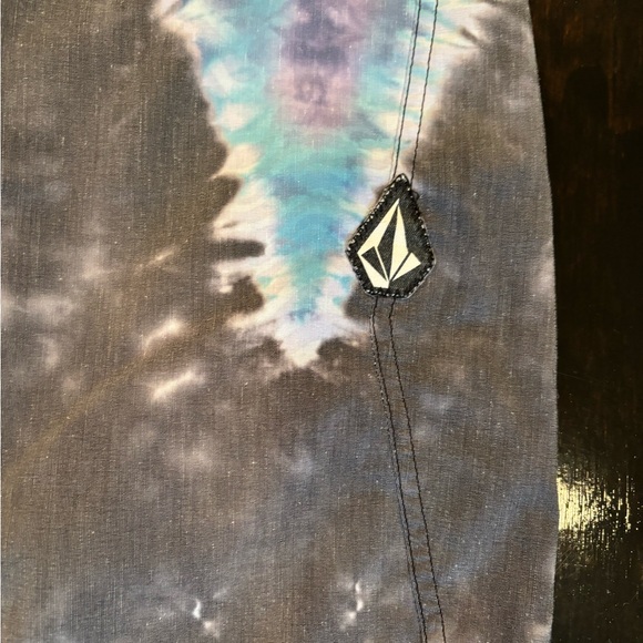Men’s volcom tye dye board short - Picture 3 of 4